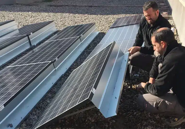 Instalación de placas solares en Les Corts de Barcelona