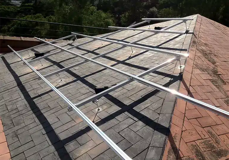 Estructura para placas solares en Campus Mundet