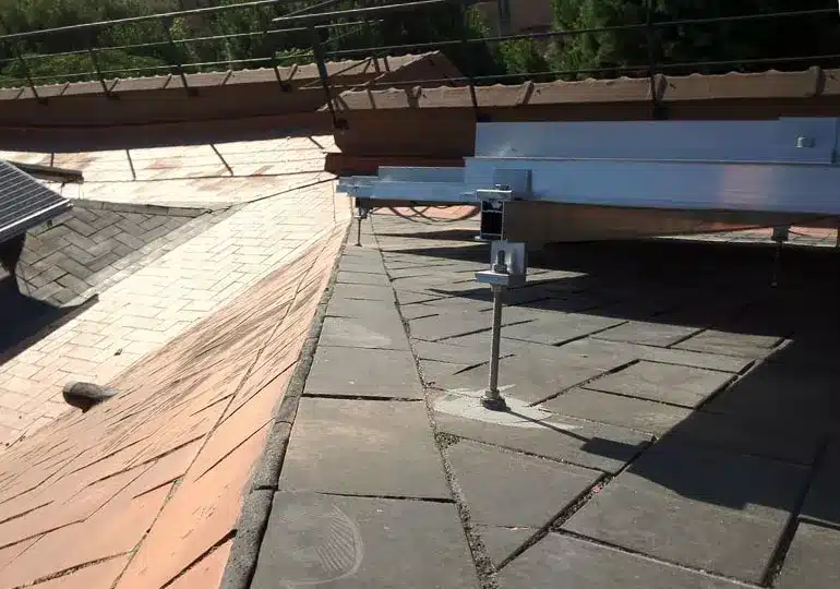 Sistema de fijación de la estructura de los paneles fotovoltaicos de Mundet