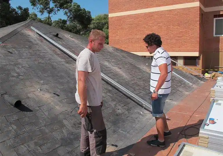 Proceso de instalación de estructura para paneles solares en Mundet