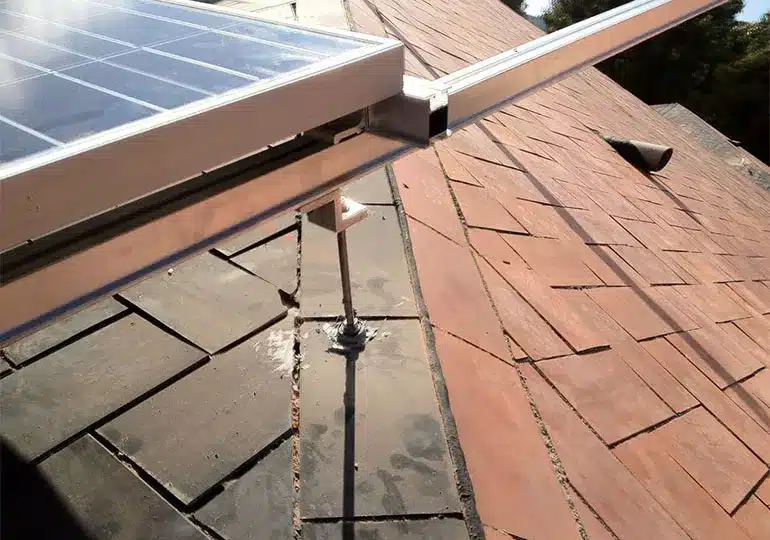 Estructura para placas de autoconsumo en Campus Mundet