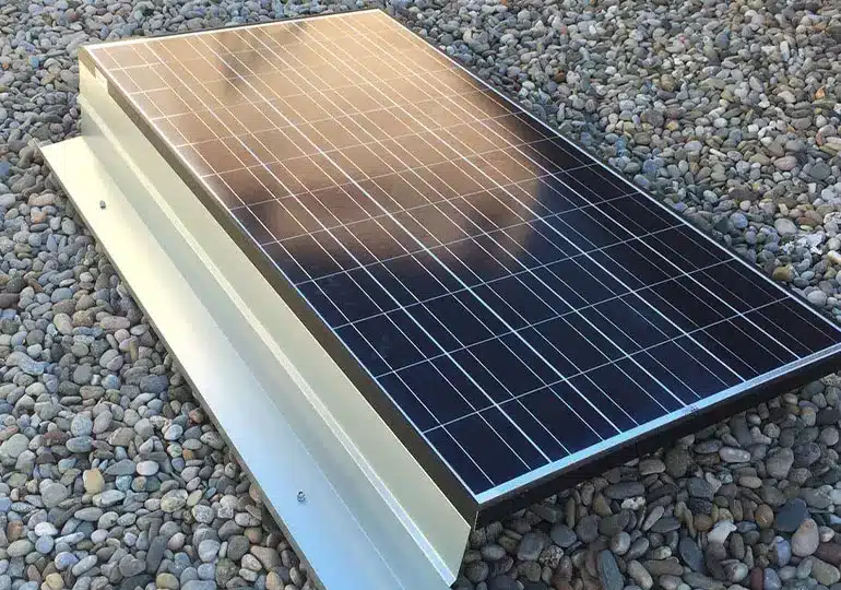 Estructura de placas solar instalada en edificio de Les Corts