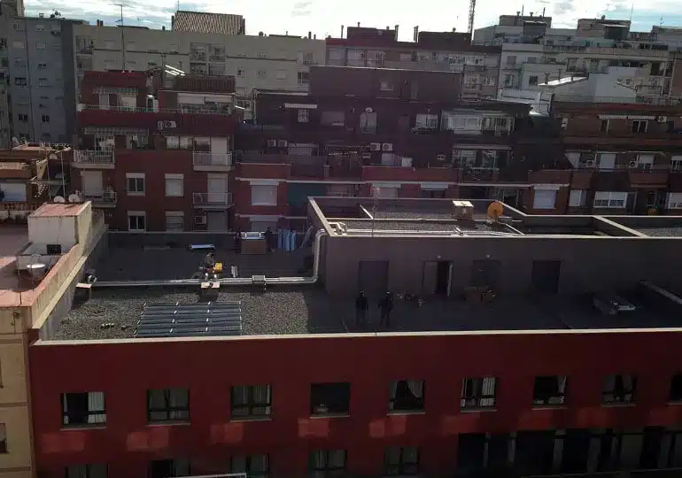 Instalación de placas fotovoltaicas en un edificio de Les Corts