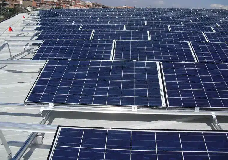Estructura para placas solares sobre techo de chapa en Torrefarrera