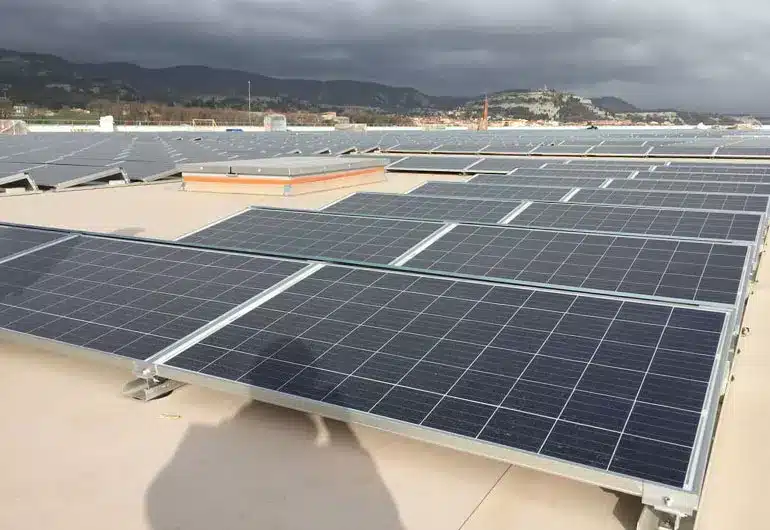 Instalación de placas fotovoltaicas en tejado de Bon Preu