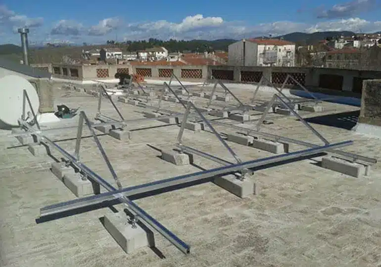 Estructura de placas fotovoltaicas en Ayuntamiento de Artés