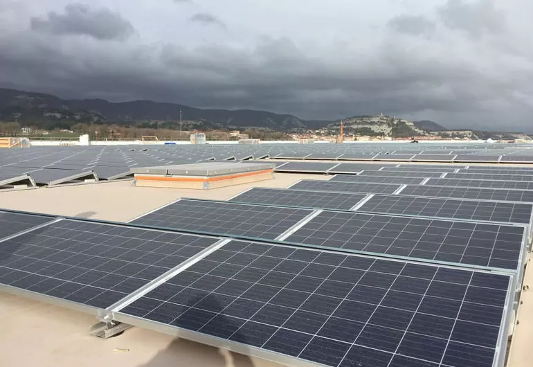 Instalación de placas fotovoltaicas en tejado de Bon Preu Balenyà