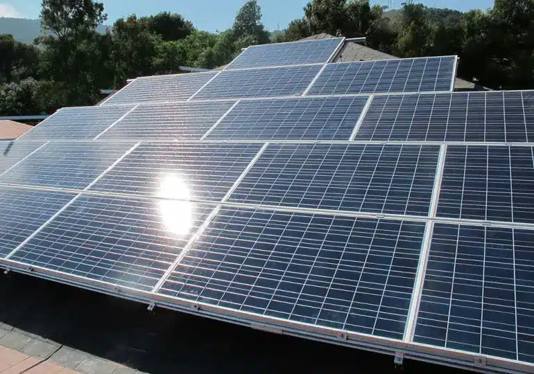 Estructuras de paneles solares para Campus Mundet