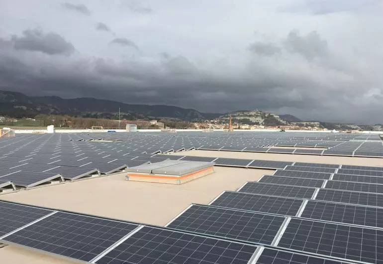 Instalación de paneles fotovoltaicos en tejado de Bon Preu Balenyà