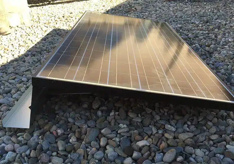 Placa solar de lado instalada en edificio de Les Corts