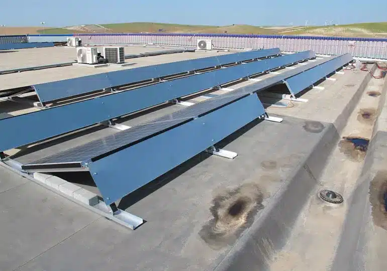 Estructura para placas solares sobre techo de membrana asfáltica
