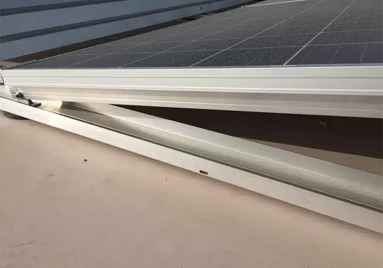 Fijación de estructuras para paneles solares en Bonpreu de Balenyà