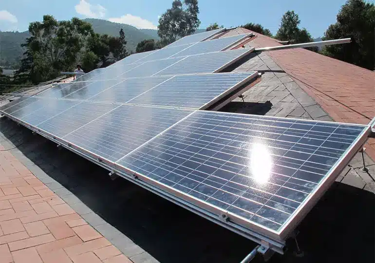 Estructura de paneles solares en el tejado de Mundet en Barcelona